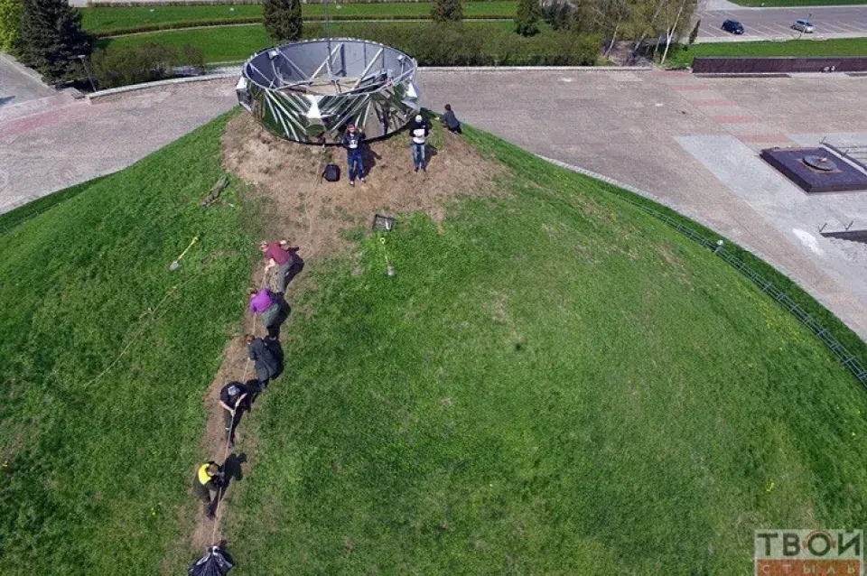 Фотафакт: Гродзенскія жанчыны ўручную цягнуць мяхі з дзёрнам на Курган Славы