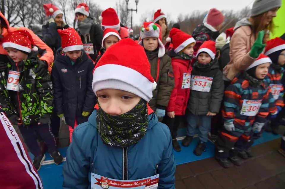И даже плавали на байдарках: в Минске прошёл забег Санта-Клаусов