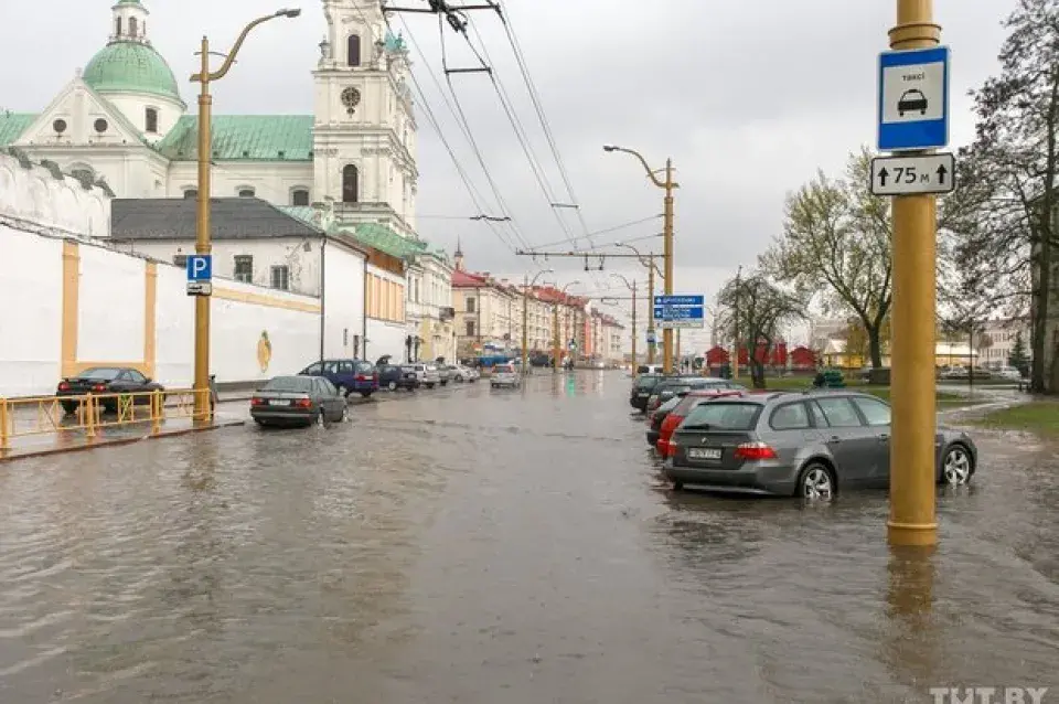 Першы вясновы дождж ператварыў гродзенскія вуліцы ў рэкі (фота)