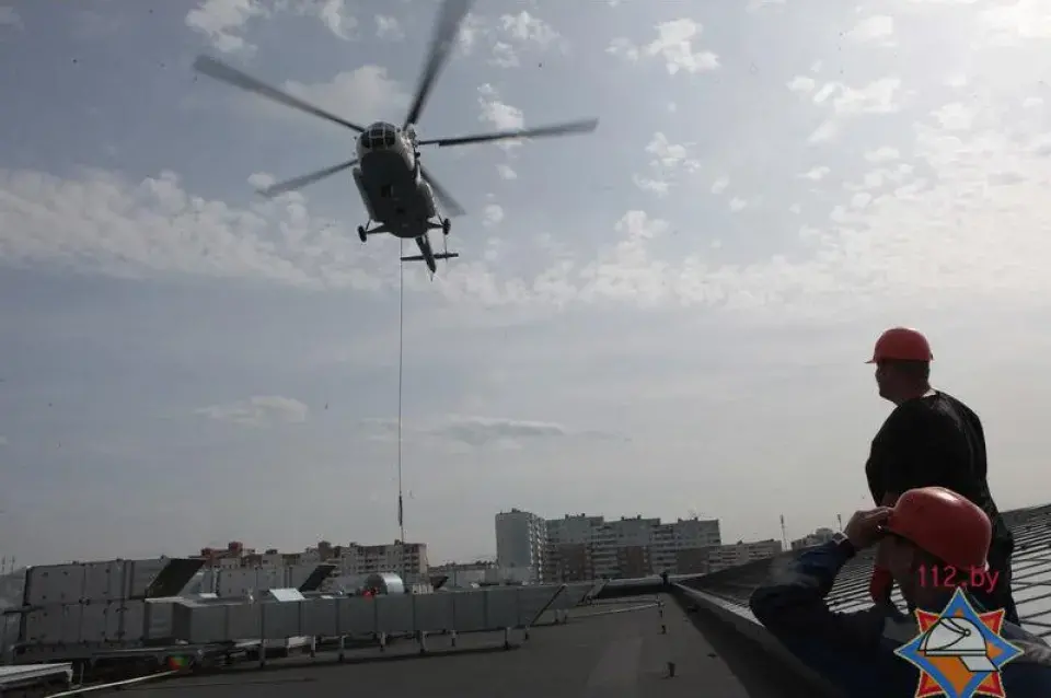 У Мінску верталёт МНС падняў вентыляцыйнае абсталяванне на гіпермаркет (відэа)