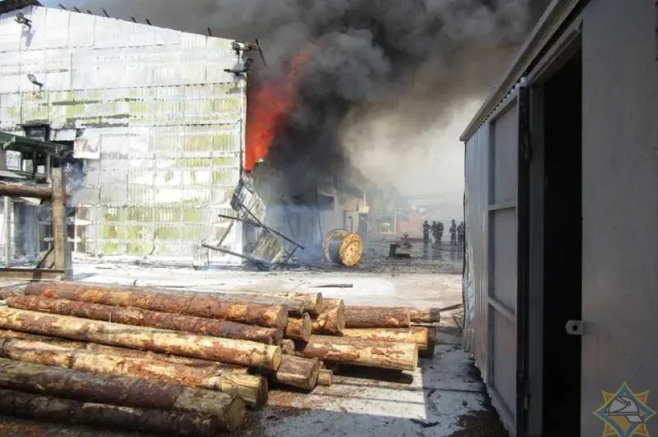 У Віцебску ліквідавалі буйны пажар на лесапільні (фота)