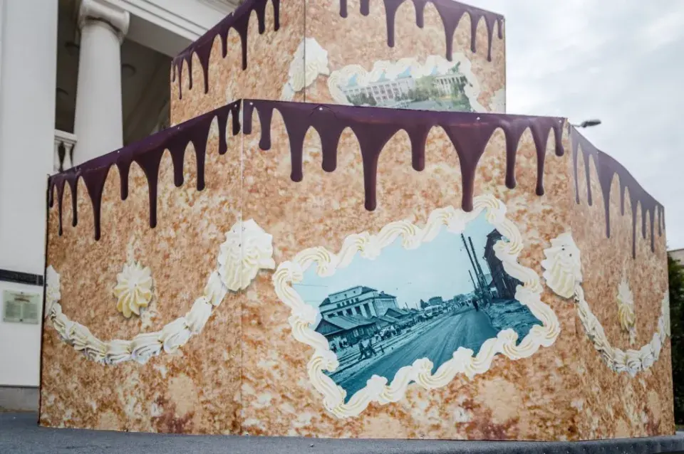 Каля мінскай ратушы з'явіўся вялізны торт (фотафакт)
