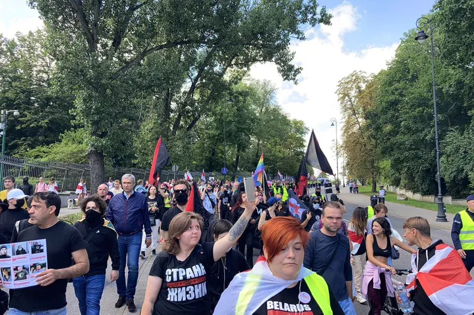 Как сотни белорусов прошли маршем через всю Варшаву