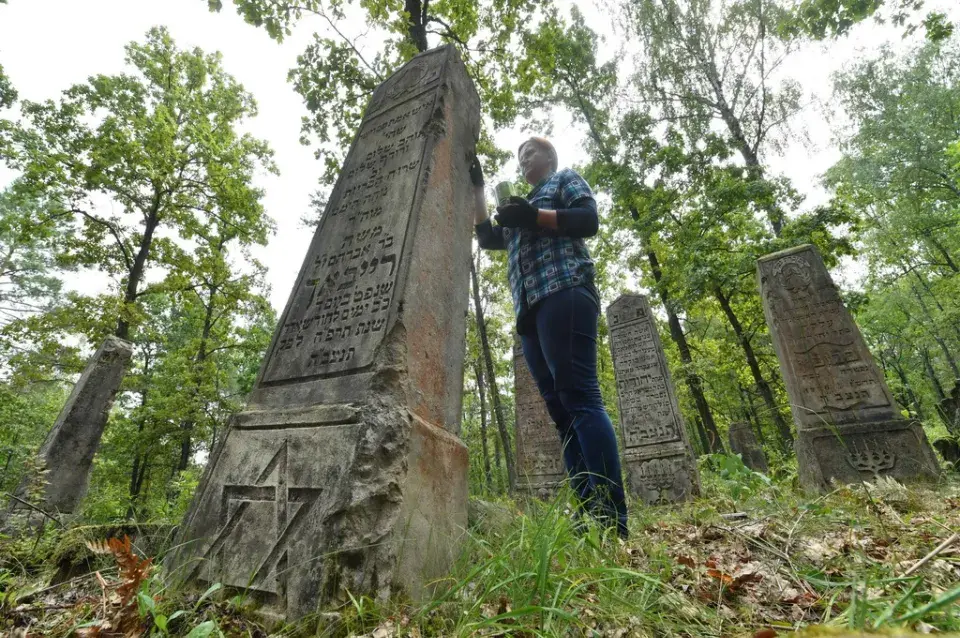 В Житковичском районе волонтёры восстанавливают еврейское кладбище XVI века