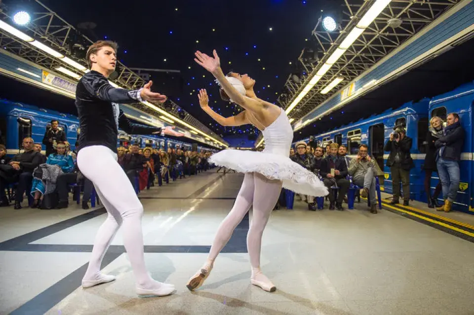 У мінскім метро гралі класічную музыку, ладзілі модныя паказы і лазернае шоў