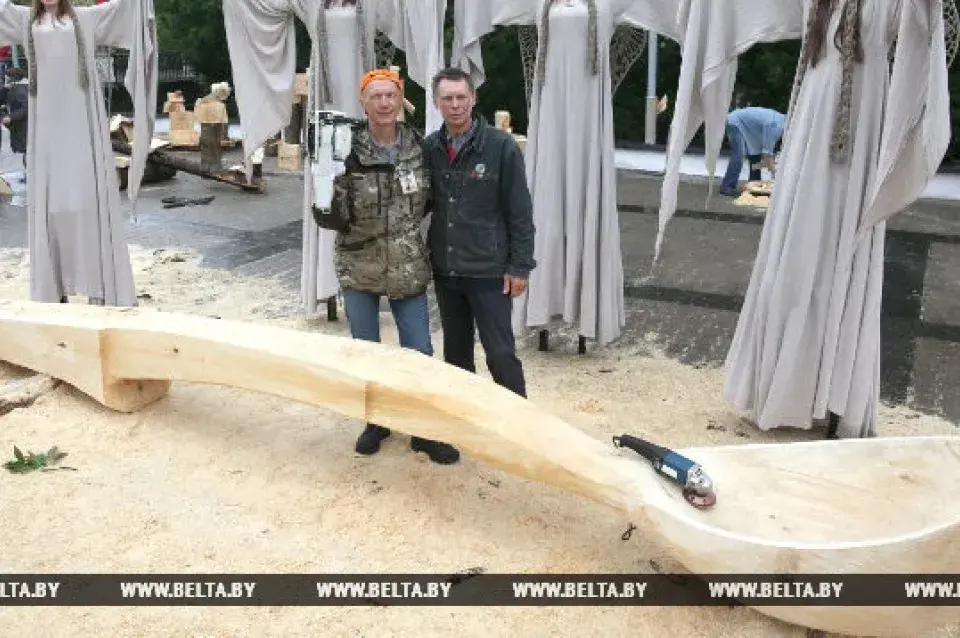 На "Славянском базаре" изготовили гигантскую деревянную "Царь-ложку"
