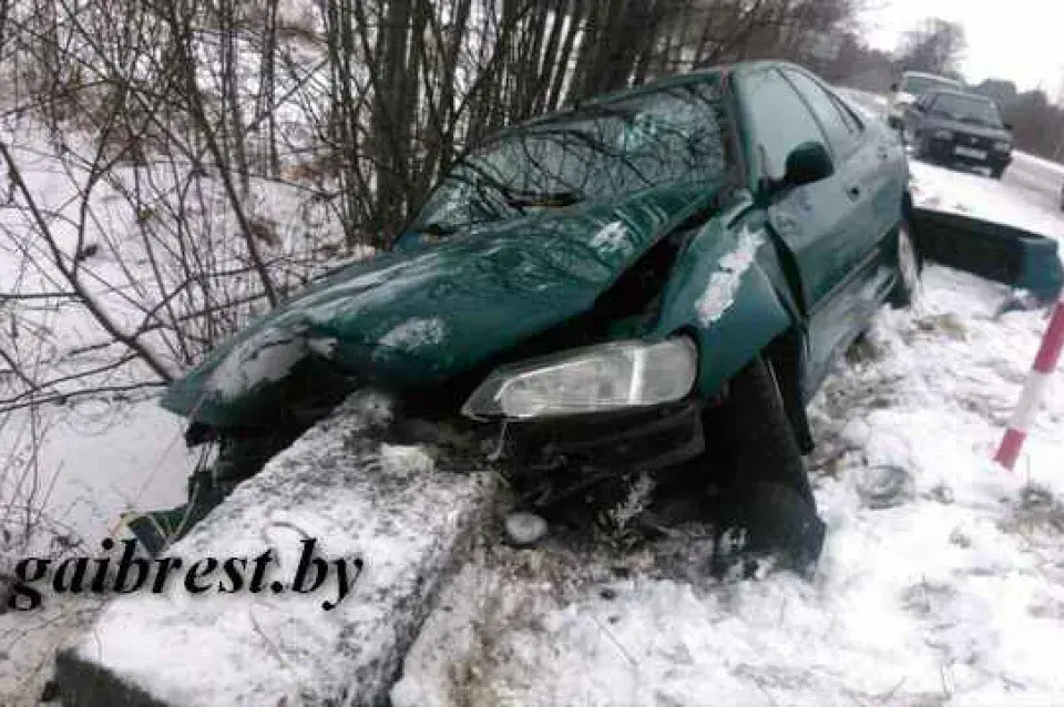 Пад Лунінцам аўтамабіль урэзаўся ў пліту меліярацыйнага канала (фота)