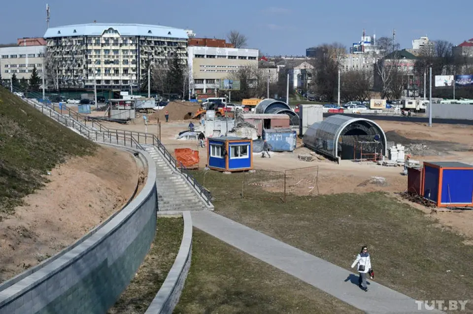 Вакол новых станцыяў метро здымаюць будаўнічыя агароджы — што там?