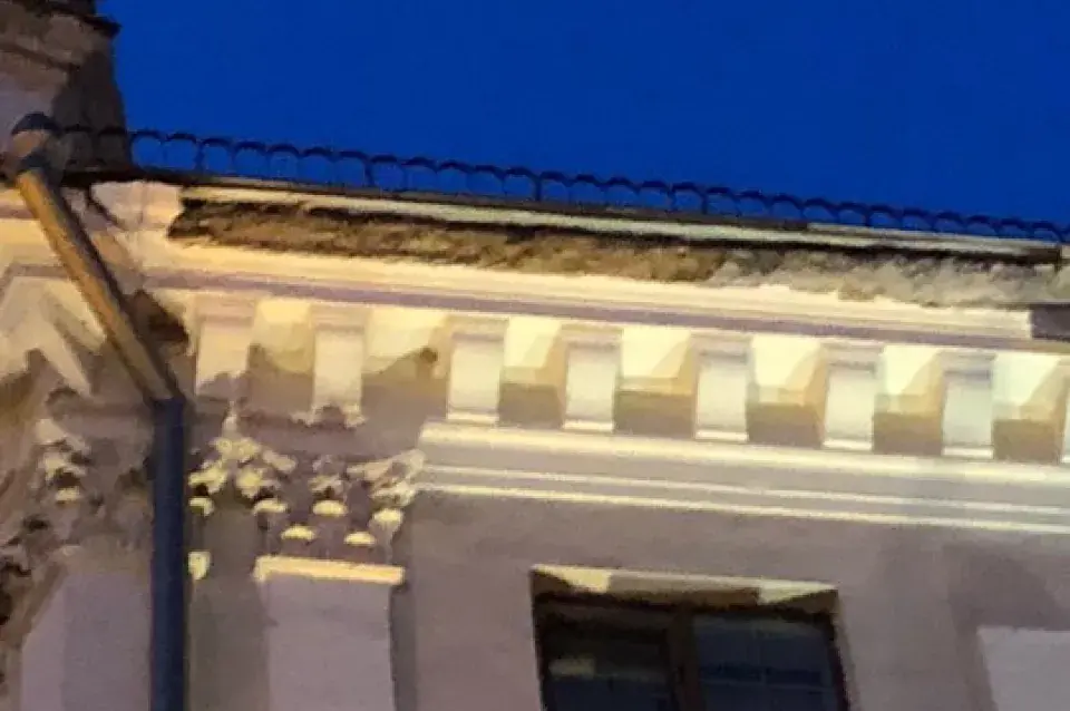 У цэнтры Мінска каля помніка Дзяржынскаму абваліўся кавалак фасада будынка