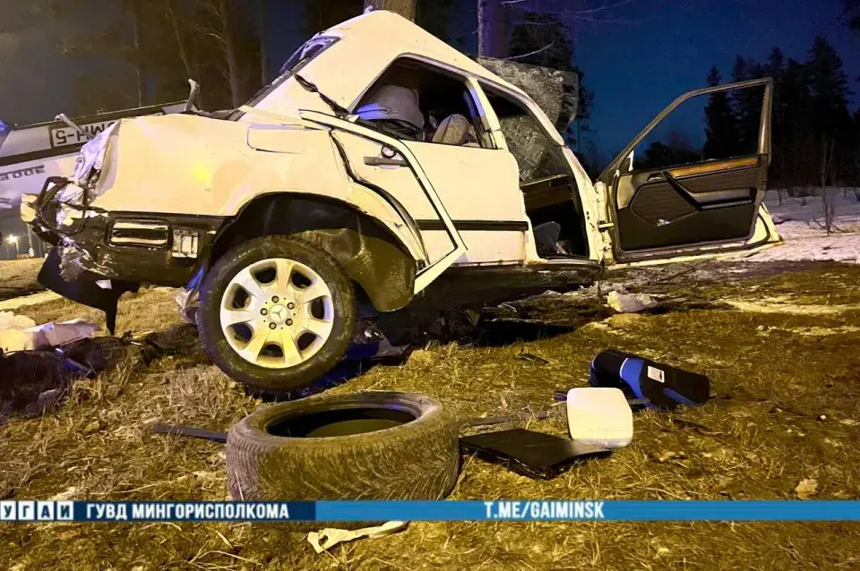 Уначы на МКАД загінуў 31-гадовы кіроўца, яго Mercedes разарвала на дзве часткі