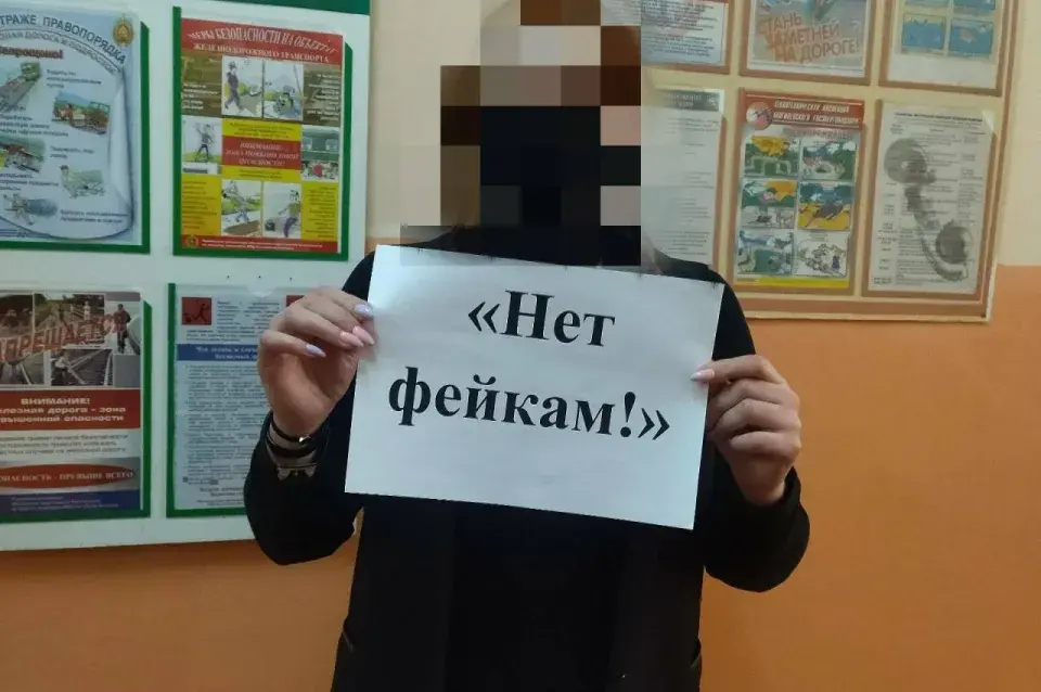 Беларускія настаўнікі зняліся з плакатамі супраць вайны па просьбе пранкераў