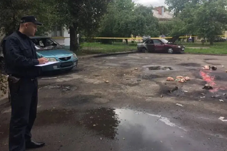 У Мінску падпалілі тры машыны, а побач раскідалі курыныя тушкі