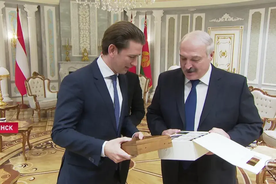 Федэральны канцлер Аўстрыі прывёз Лукашэнку горныя лыжы і атрымаў ікону