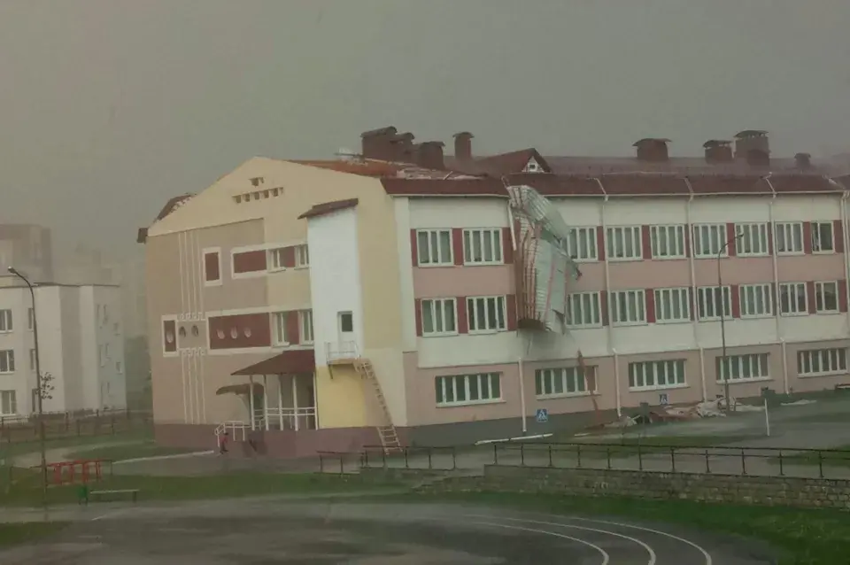 У Салігорску вецер пашкодзіў дах школы (фота)
