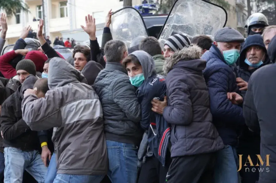 Паліцыя ў Тбілісі разагнала пратэстоўцаў ля парламента з дапамогай вадамётаў