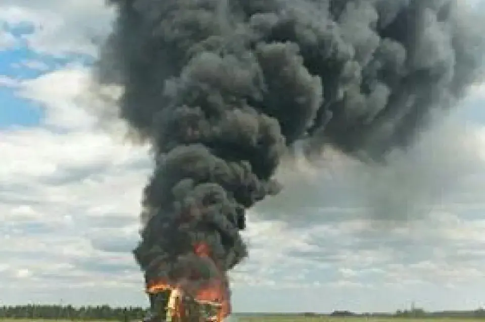 Пад Рагачовам у полі згарэў камбайн