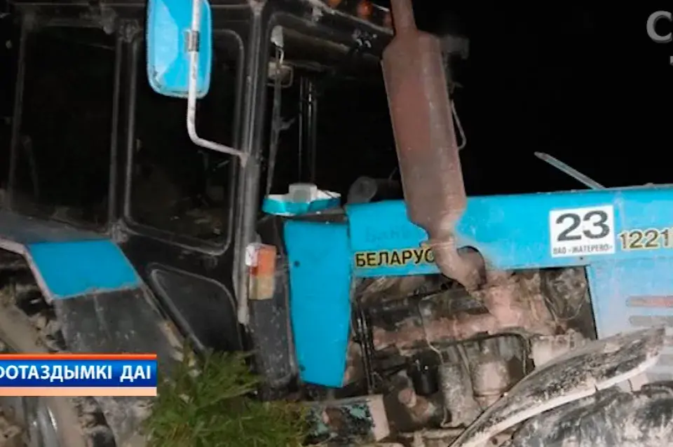 У Стаўбцоўскім раёне мікрааўтобус сутыкнуўся з трактарам, загінуў пасажыр