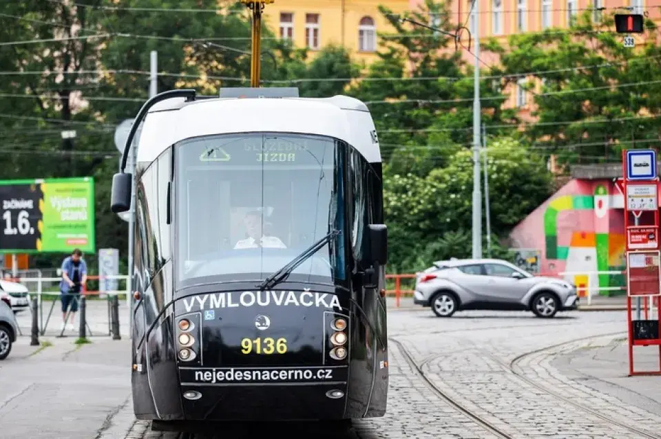 У Празе з'явіліся трамваі, аблепленыя адгаворкамі безбілетнікаў (фота)