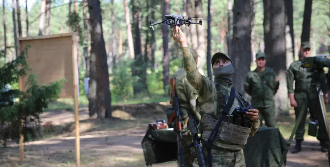 Белорусские военные учатся управлять беспилотником / t.me/modmilby/