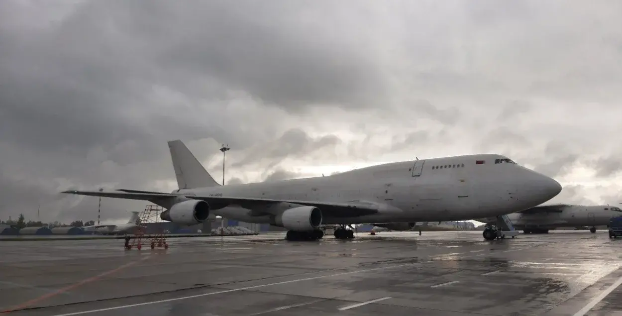 Транспортный самолет Boeing 747-329SF / @mintransbelarus