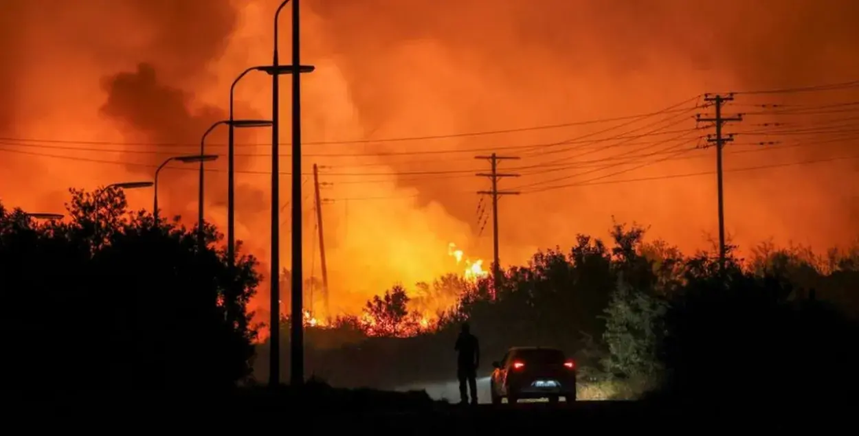 Пожар в Греции в районе базы ВВС / Reuters