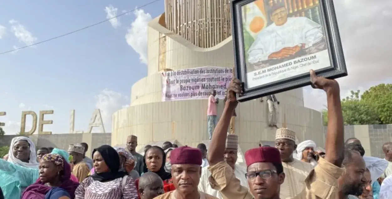 Акция протеста в поддержку свергнутого президента Нигера / AFP