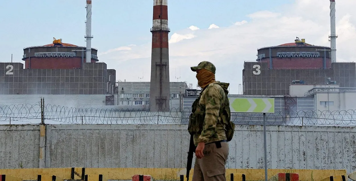 Расійскі ваенны на фоне другога і трэцяга энергаблокаў АЭС / Reuters
