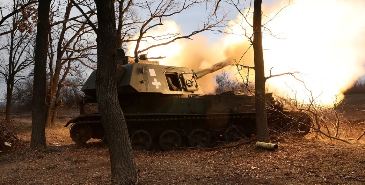 Военнослужащие ВСУ ведут огонь из артиллерийского орудия / Reuters
