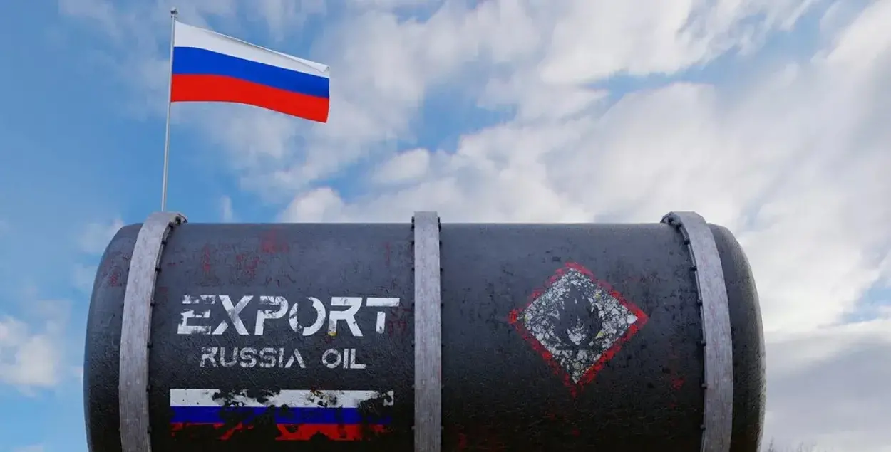 Эффективность нововведений сомнительна, ведь российская нефть продаётся с дисконтом ниже цены ограничения / Shutterstock
