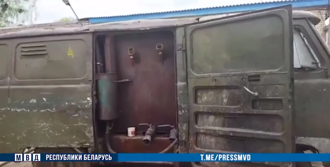 Такого нет даже у Маска: в Беларуси нашли самогонный завод на колесах