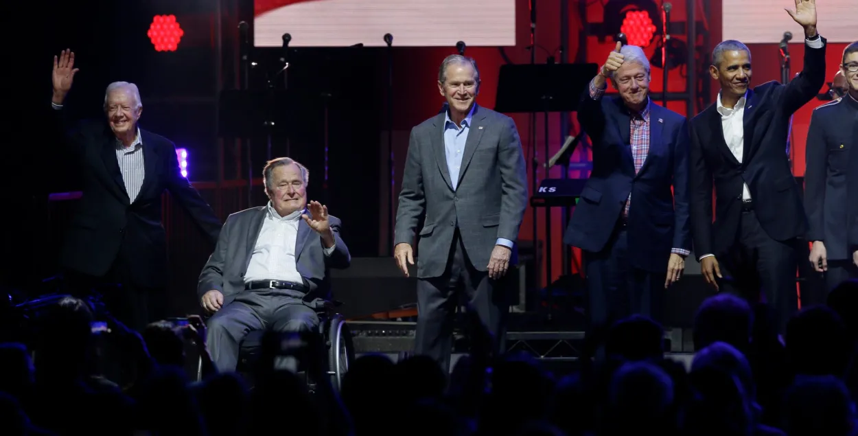 Исторический снимок: пятеро экс-президентов США на одной сцене