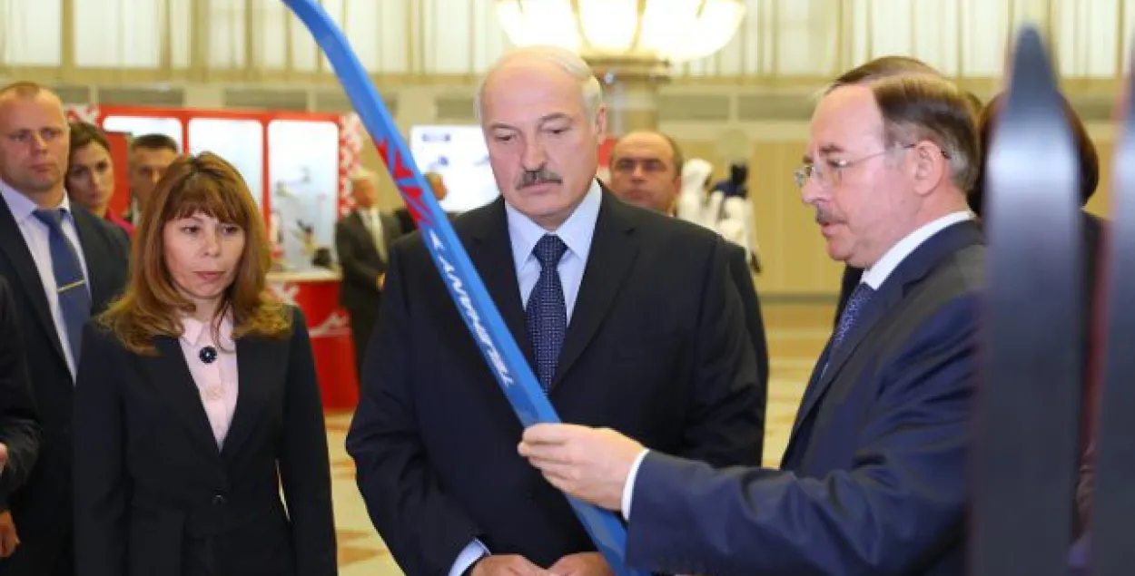 Виктор Шейман показывает лыжи Александру Лукашенко, сентябрь 2018-го / БЕЛТА​