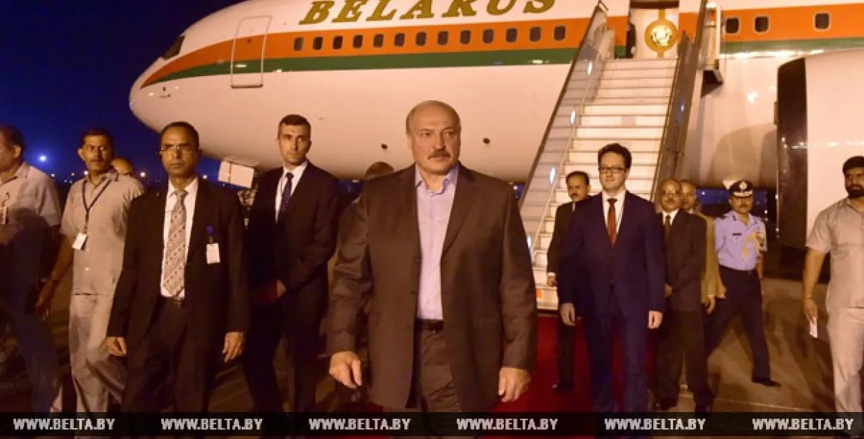 Фотафакт: Лукашэнка ў Індыі: зайшоў у самалёт у спартыўным касцюме, а выйшаў…