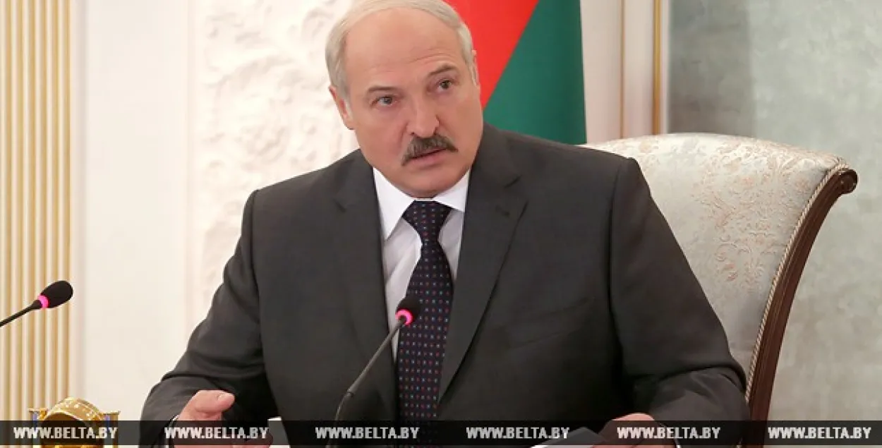 Лукашэнка распавёў беларусам, што такое "імпартная шмотка" 