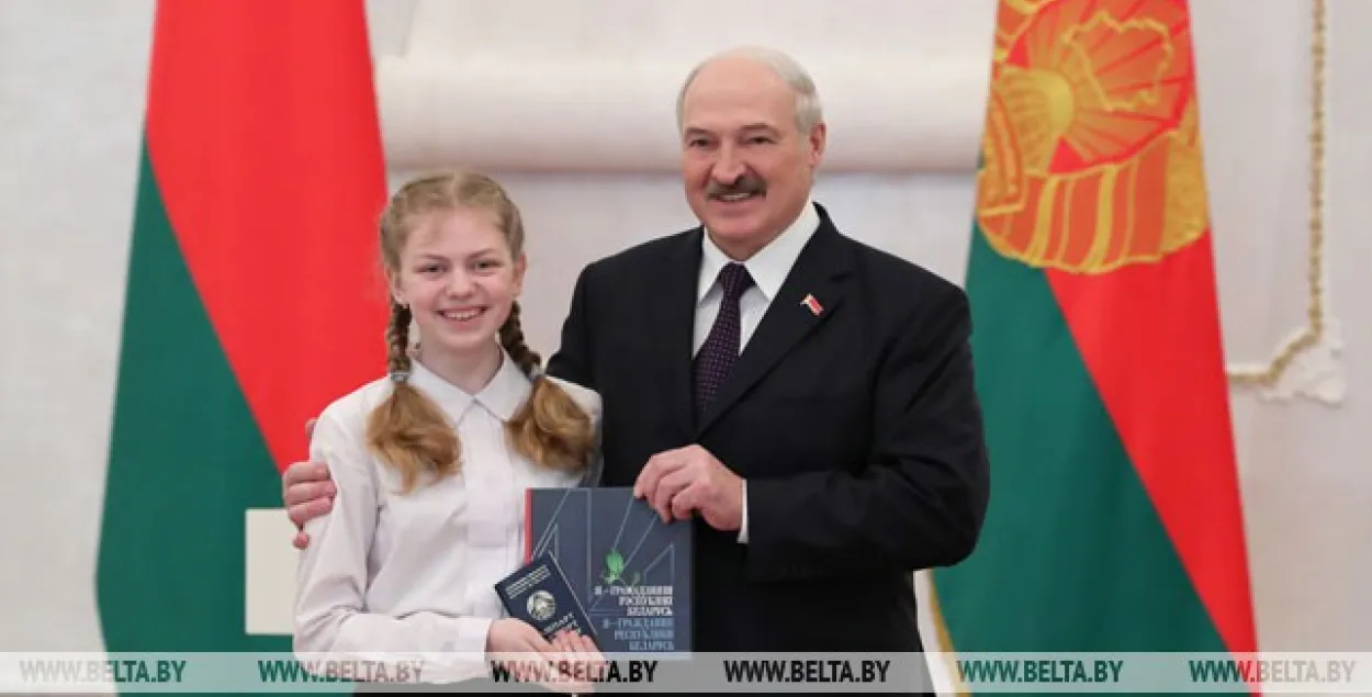 15 марта Александр Лукашенко вручал паспорта юным гражданам Беларуси / БЕЛТА​