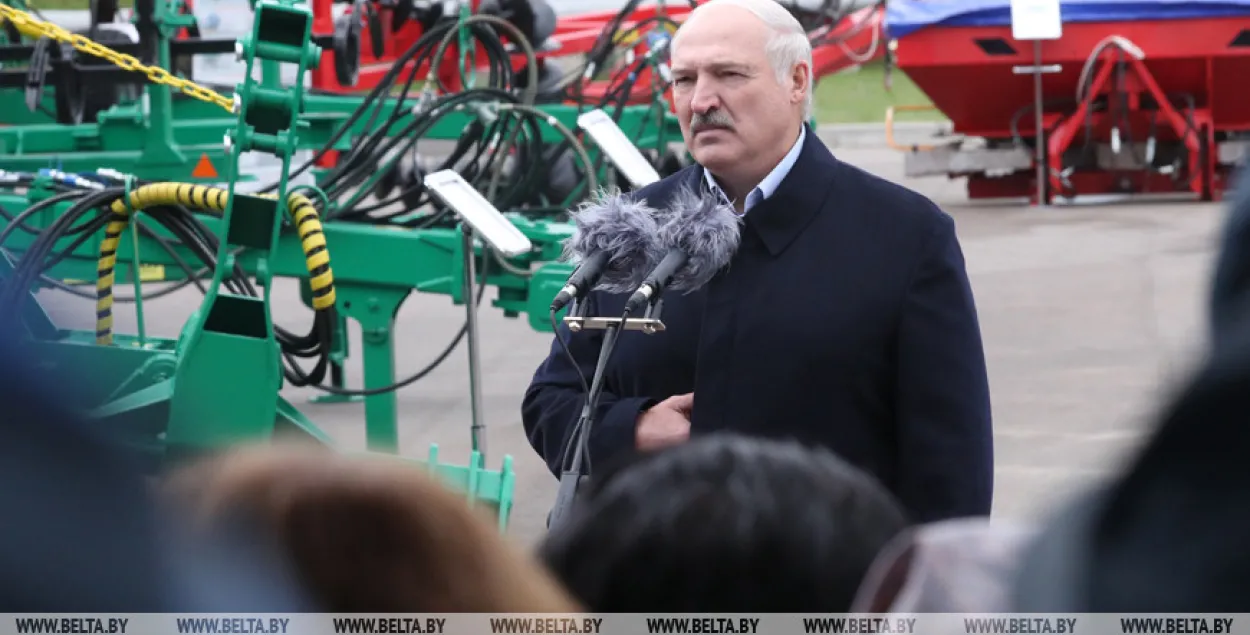 Лукашэнка: калі чалавек не падпісваецца за праўладнага кандыдата — і не трэба