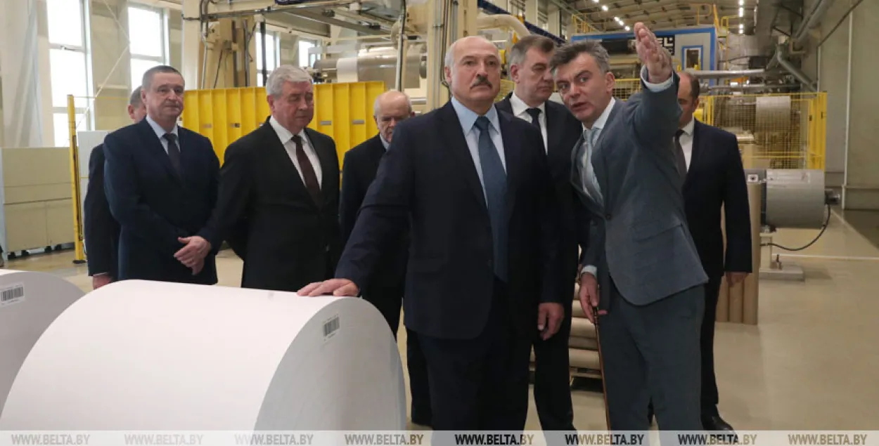 Александр Лукашенко на заводе газетной бумаги / БЕЛТА​