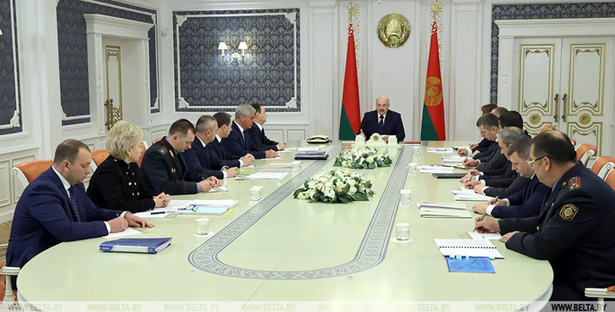 Лукашэнка прапанаваў дэпутатам і міністрам адкручваць галовы