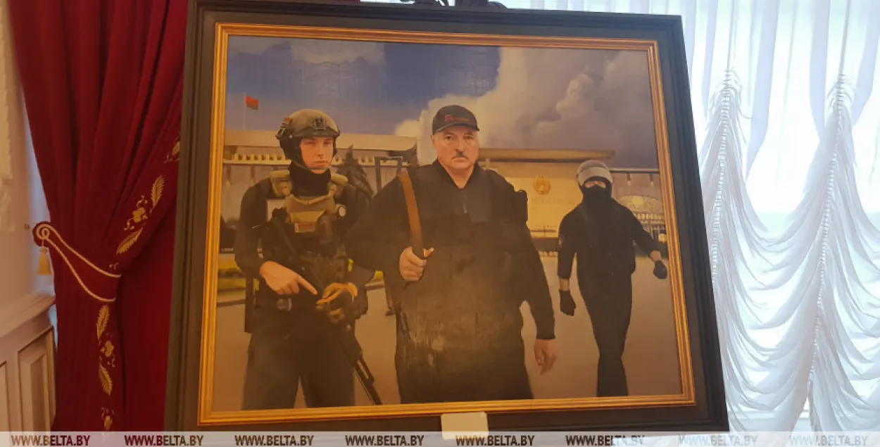 Появилось фото той самой картины, где Лукашенко и Коля с автоматами