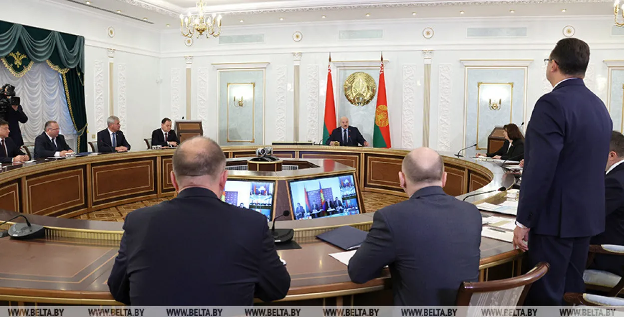 Министр здравоохранения Дмитрий Пиневич стоит на совещании у Александра Лукашенко / БЕЛТА​