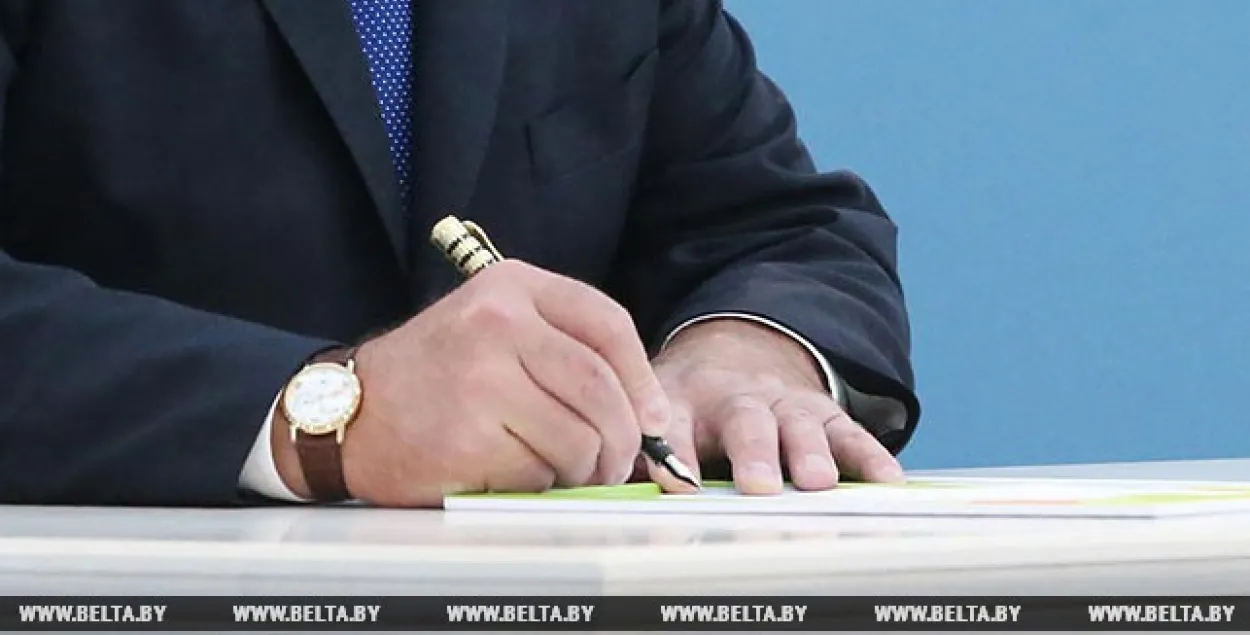 Александр Лукашенко подписывает документ / Из архива БЕЛТА​