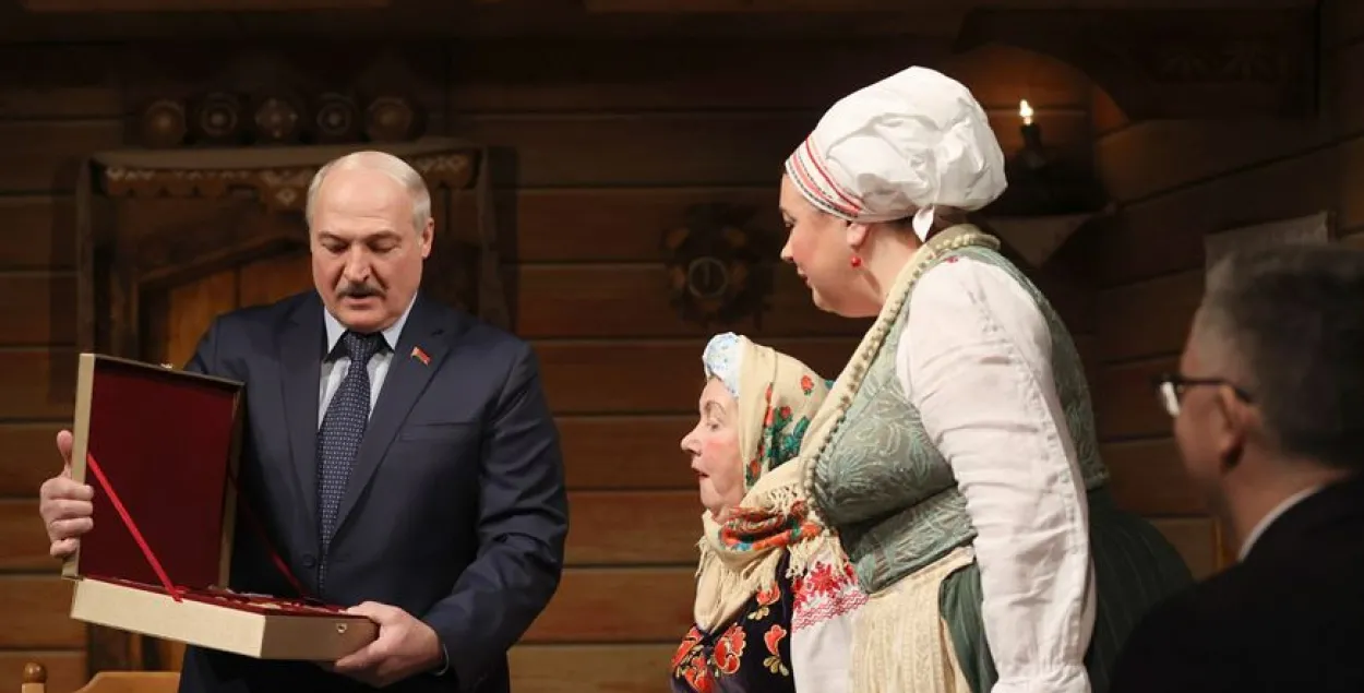 Александр Лукашенко в Купаловском театре перед отлётом в РФ / БЕЛТА​
