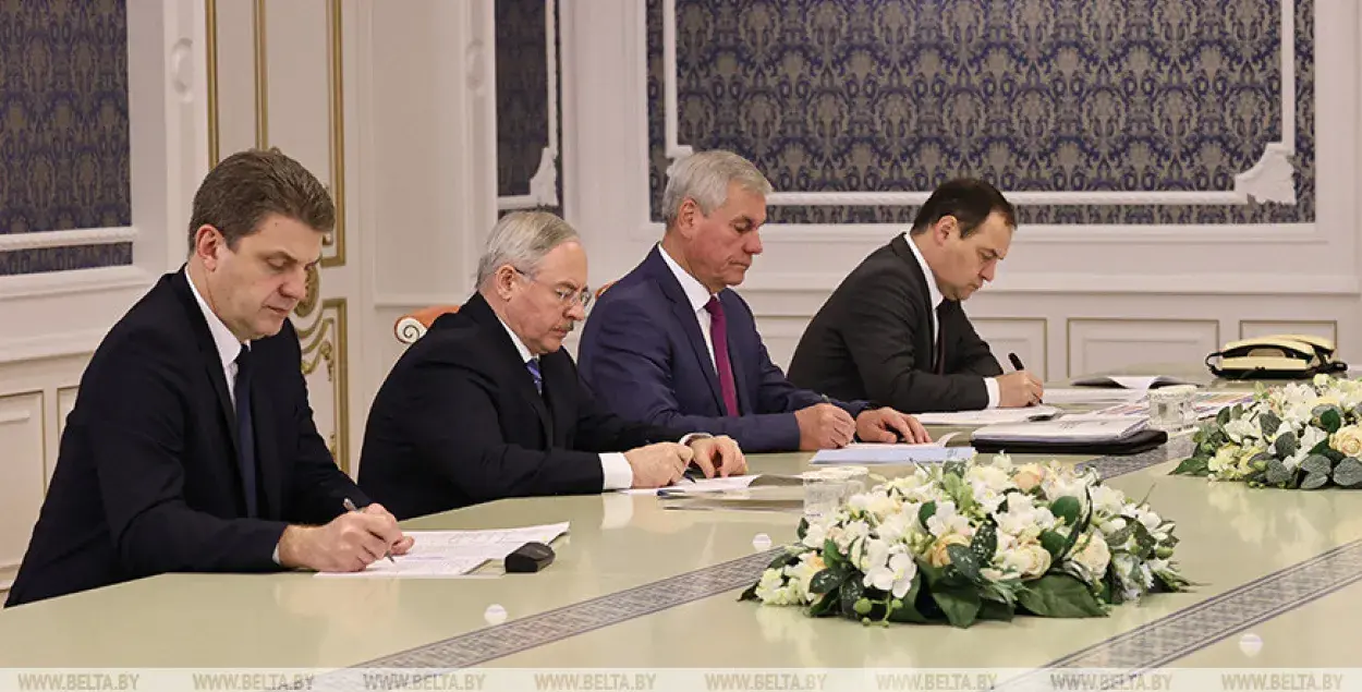 Премьер Роман Головченко (справа) записывает слова Александра Лукашенко, 27 октября 2020-го / БЕЛТА​