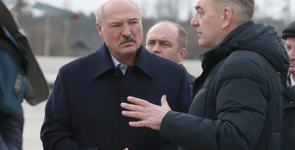 Парада Лукашэнкі ў час каранавіруса: мыць рукі і менш абдымацца