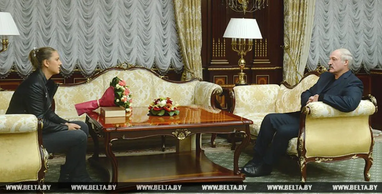 Аляксандр Лукашэнка кантралюе справу Вікторыі Азаранкі, якую чакае суд