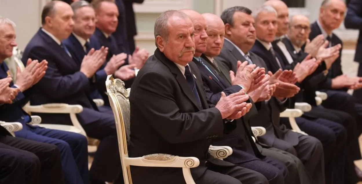 Лукашэнка ўзнагародзіў групу афіцэраў КДБ
