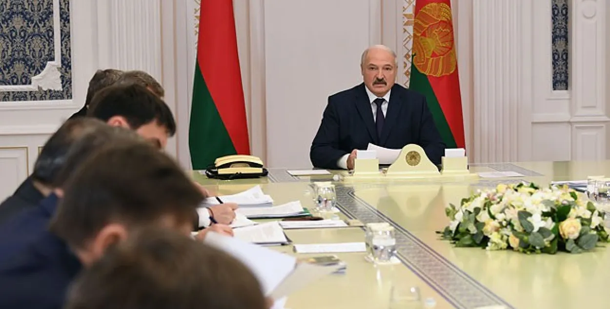 Лукашэнка на нарадзе спытаўся, чаму тытунь не хочуць прадаваць у ЕС