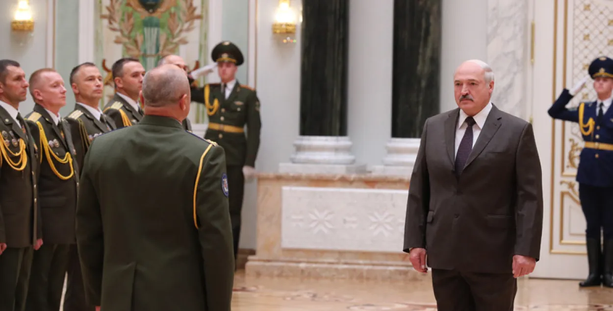 Лукашенко и офицеры СБП / БЕЛТА