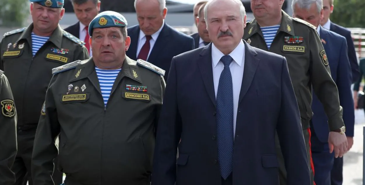 Лукашэнка ў Віцебску прапанаваў пасадзіць дэсантнікаў на танк
