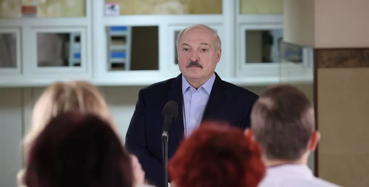 Александр Лукашенко смотрит на народ / БЕЛТА​